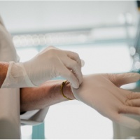 Coronavirus in ospedale: «Su la mascherina!»