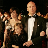 Bruce Willis s'improvvisa parrucchiere da "quarantena"