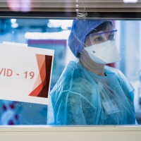 Infermiera al lavoro benché affetta da coronavirus