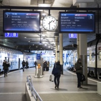 Treni e bus: «La mascherina è raccomandata»