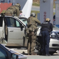 Almeno sedici persone uccise da un finto poliziotto