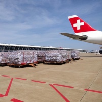 Il materiale medico sale a bordo degli A340 di Swiss