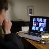 Zoom sotto accusa: può spiare i vostri meeting