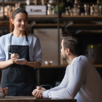 Un caffè? Devi darmi anche nome e numero di telefono