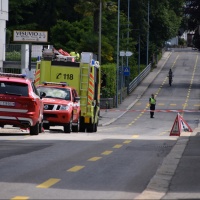 Schiacciata dall'auto contro la ringhiera: è grave
