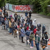 2500 persone in fila per un pacco alimentare