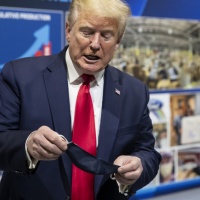 Trump mette la mascherina, ma non davanti ai media?