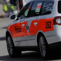Bambina contro un'auto, ferita