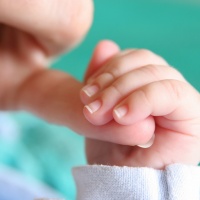 Licenziata a Natale perché neomamma