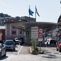 Mascherina e misurazione della temperatura per chi fa la spesa in Italia