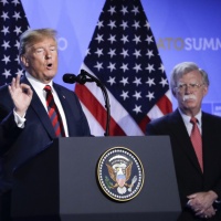 Il libro che spaventa Trump: gli elogi a Xi, la pantomima con Kim e l'ossessione per essere rieletto