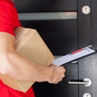 Vestito da corriere, suona alla porta e spara