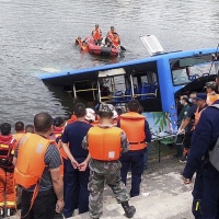 Bus finisce in un bacino idrico, 21 morti