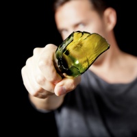 Accoltellato alla gola a 14 anni con una bottiglia rotta