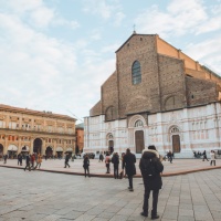 Proietta film hard sul maxi-schermo di Piazza Maggiore: denunciato