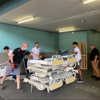 I letti lasciano l'ospedale per raggiungere chi ne ha più bisogno