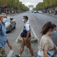 Mascherine anche all'aperto nel cuore di Parigi