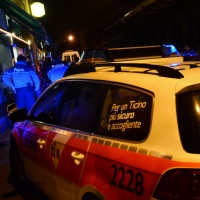 Forza due posti di blocco, la polizia spara e lo arresta