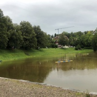 Bambino cade in un tombino aperto e viene trascinato in un canale sotterraneo