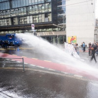 Gas lacrimogeni e getti d'acqua, la polizia interviene a Berna