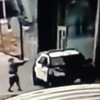 Si avvicina all'auto e spara... due agenti in fin di vita