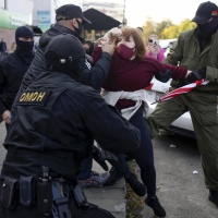 Minsk, decine di donne in manette