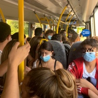 Ammassati e senza mascherina sul bus: «Si può chiamare la polizia»