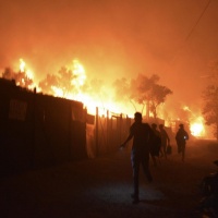 Migranti appiccano fuoco al campo di Moria per protesta contro il lockdown