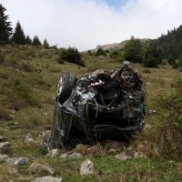 Osco, le immagini dell'auto distrutta