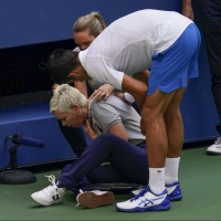 Pallina in gola: Djokovic perde punti e migliaia di dollari
