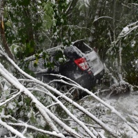 Esce di strada per la neve, in auto anche il neonato
