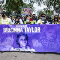 Incriminato l'agente che uccise Breonna Taylor, ma scatta la protesta