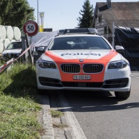Ferisce un 30enne e si barrica sul tetto
