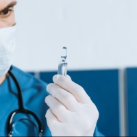 Le case farmaceutiche promettono: niente corsa sregolata al vaccino