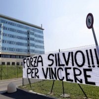 Berlusconi: «fase delicata», ma il decorso è «regolare»