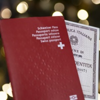 Il passaporto risveglia vecchi scheletri