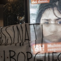 «Giornalista, te ne devi andare», e le tirano una testata