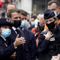 Nizza, i morti sono tre. Emmanuel Macron visita il luogo dell'attentato