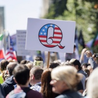 Via QAnon dai social
