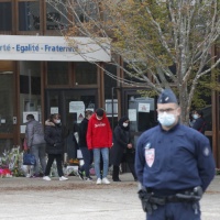 Insegnante decapitato: il terrorista ha offerto soldi agli alunni perché glielo indicassero