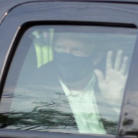 Mascherina sul volto e cenno di saluto, ecco Trump