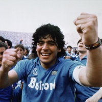 Una vita tra grandi colpi e cadute: il ricordo di Maradona