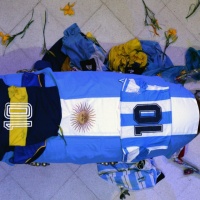 Si fa una foto con il corpo senza vita di Maradona e il pollice alzato: «Che canagliata»