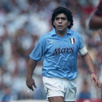 Maradona il mago e l’ipnotico “Live is life”