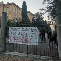 Bus e treni ancora troppo pieni, gli studenti bocciano il Cantone