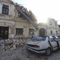 «Abbiamo iniziato a saltare per casa e tutto è iniziato a cadere»