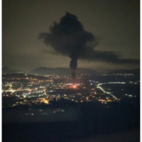Fiamme, fumo e cattivo odore: vasto incendio in un'industria