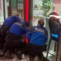 La versione della polizia: «Il ragazzo ha cercato lo scontro»