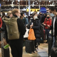 Fuga da Londra prima del lockdown, mentre preoccupa la nuova variante del virus