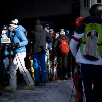 Assembramento per prendere la funivia: è polemica a Verbier